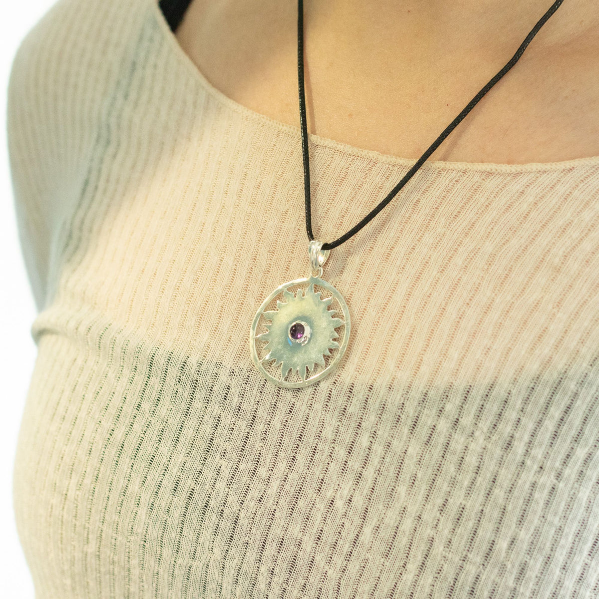 Anhänger – Devotional versilbert Kordel – Sonnenanbetung Amethyst