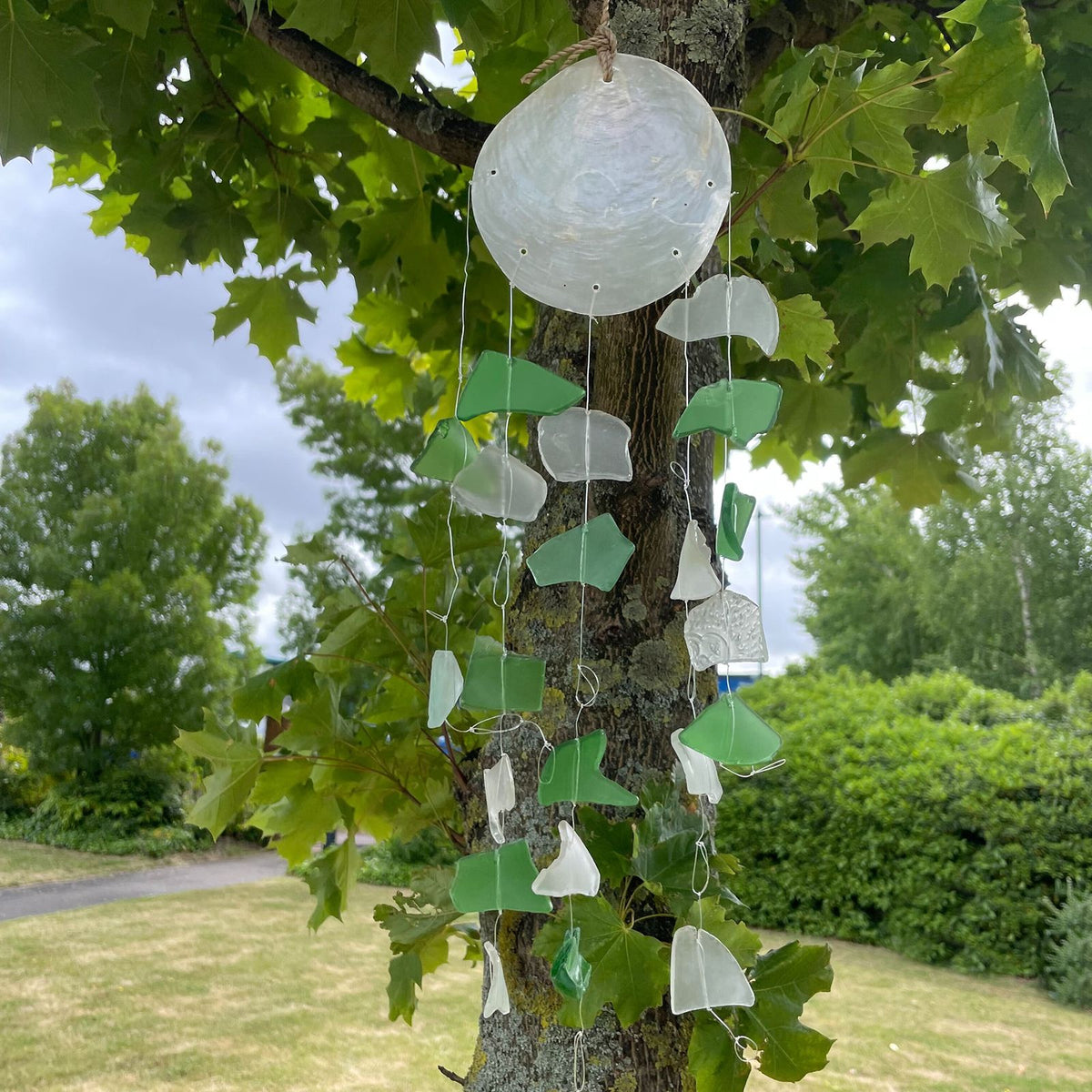 Windspiel aus Recyclingglas & Capiz – Grün/Weiß