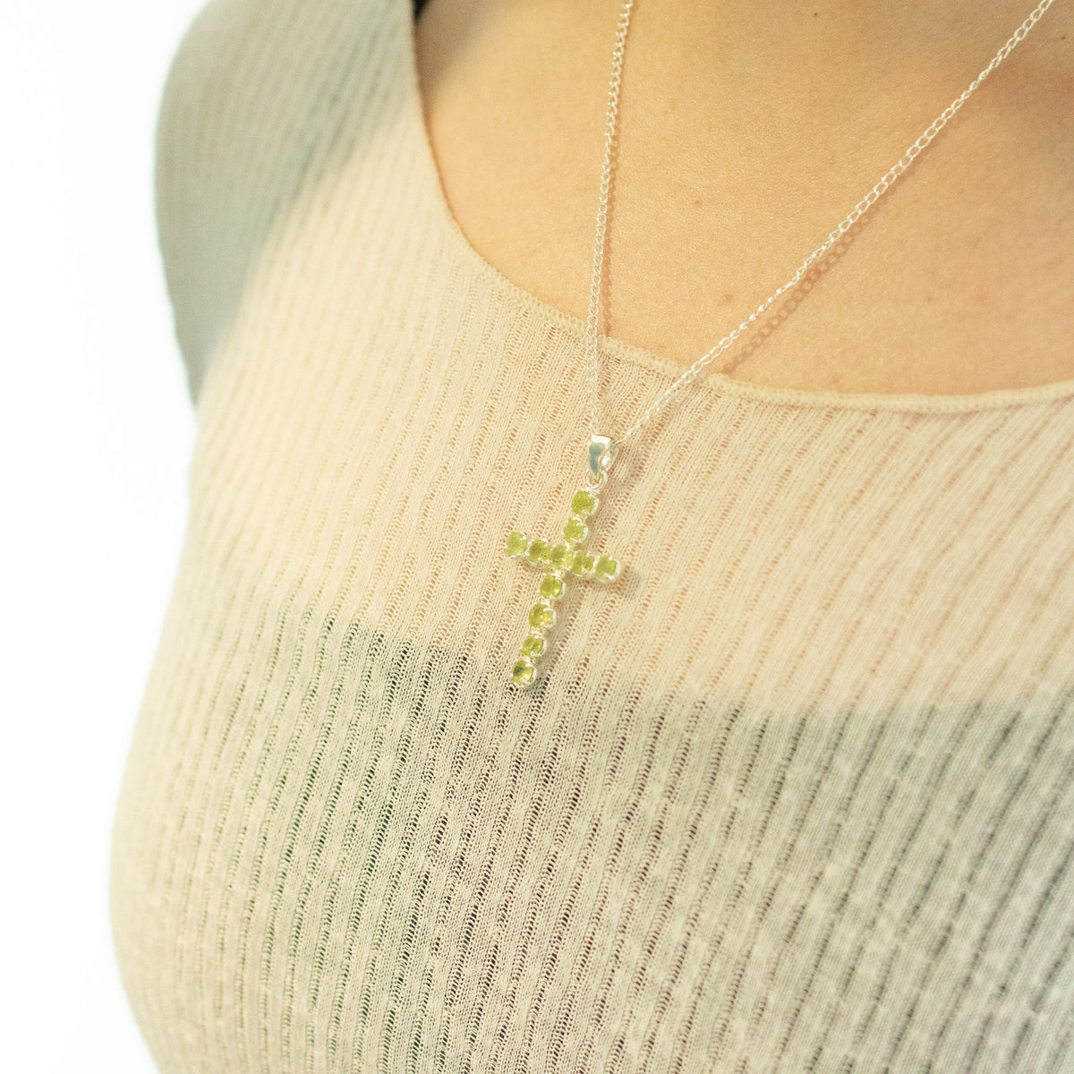 Anhänger – Devotional versilbert Kette – Peridot-Kreuz