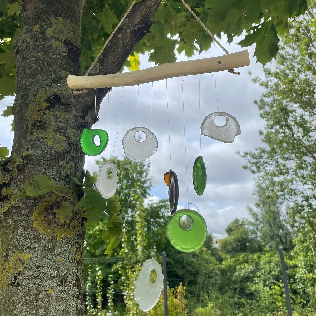 Windspiel aus Recyclingglas – Flaschenböden