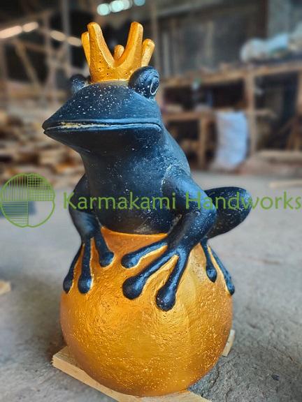 Frosch mit goldener Kugel – Steinguss – 30 cm