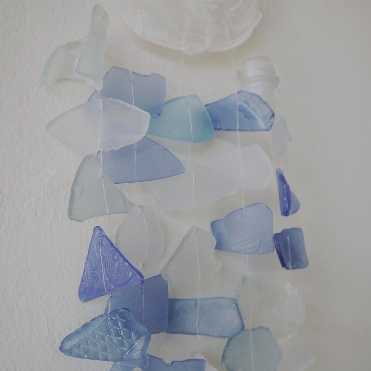 Windspiel aus Recyclingglas & Capiz – Blau/Weiß