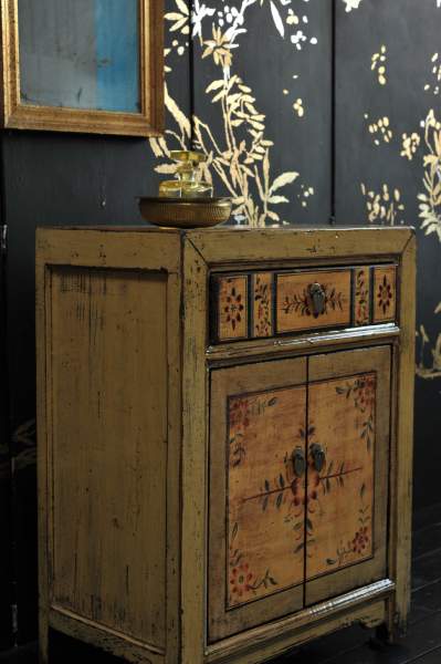 Handgefertigte Kommode mit floralen Motiven