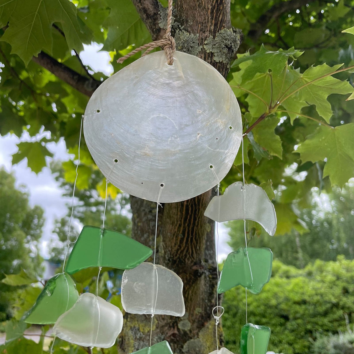 Windspiel aus Recyclingglas & Capiz – Grün/Weiß