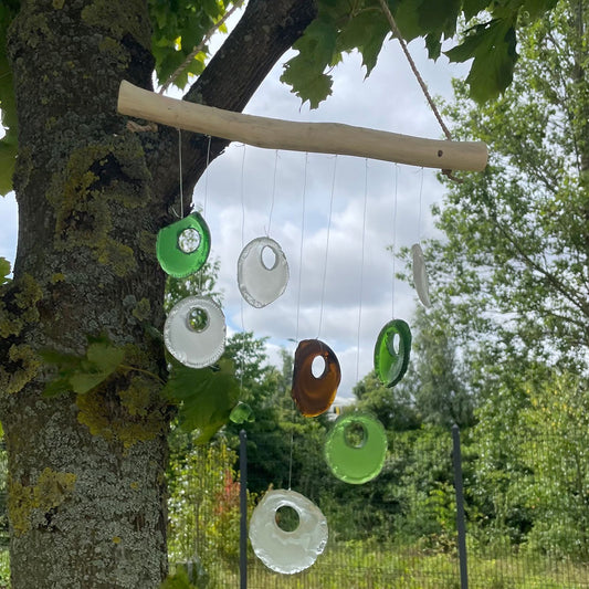 Windspiel aus Recyclingglas – Flaschenböden