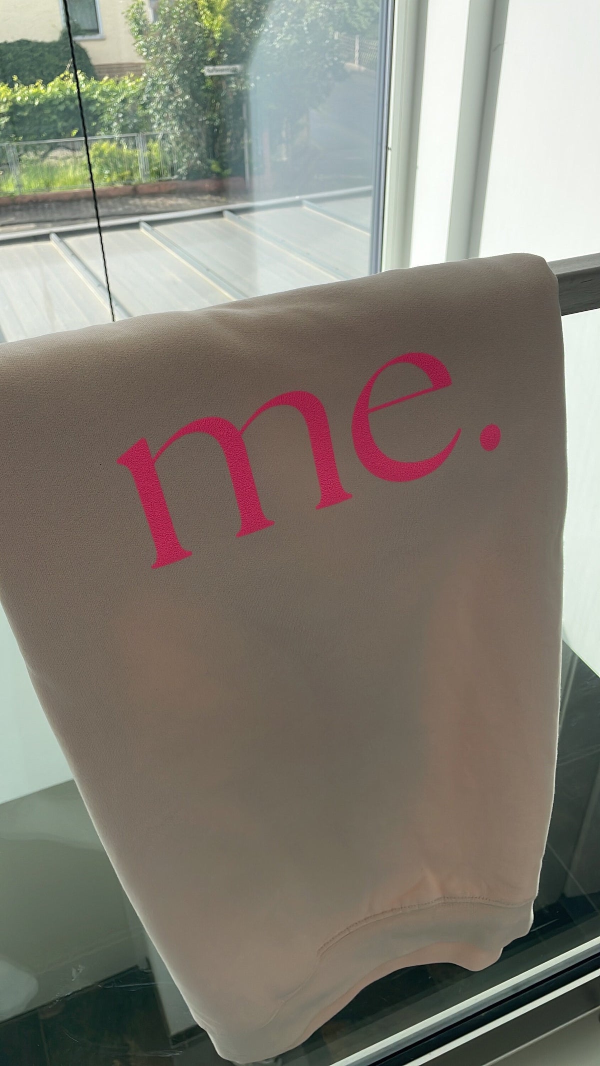 Statement-Sweatshirt „me.“ – Neonpink