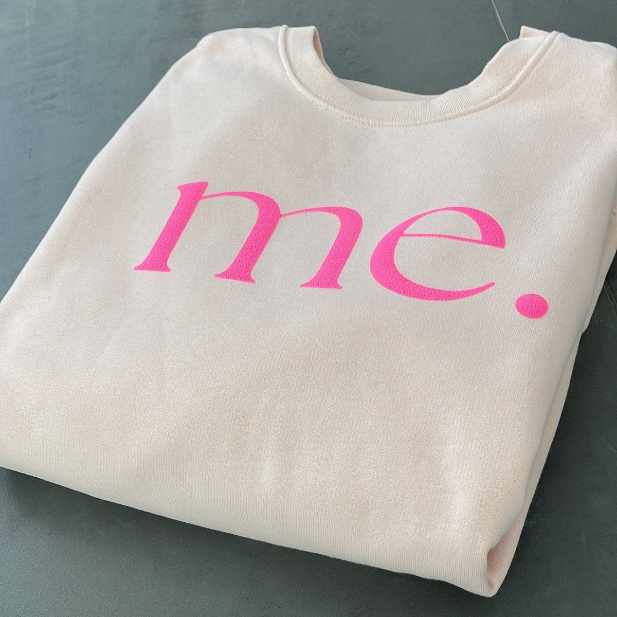 Statement-Sweatshirt „me.“ – Neonpink