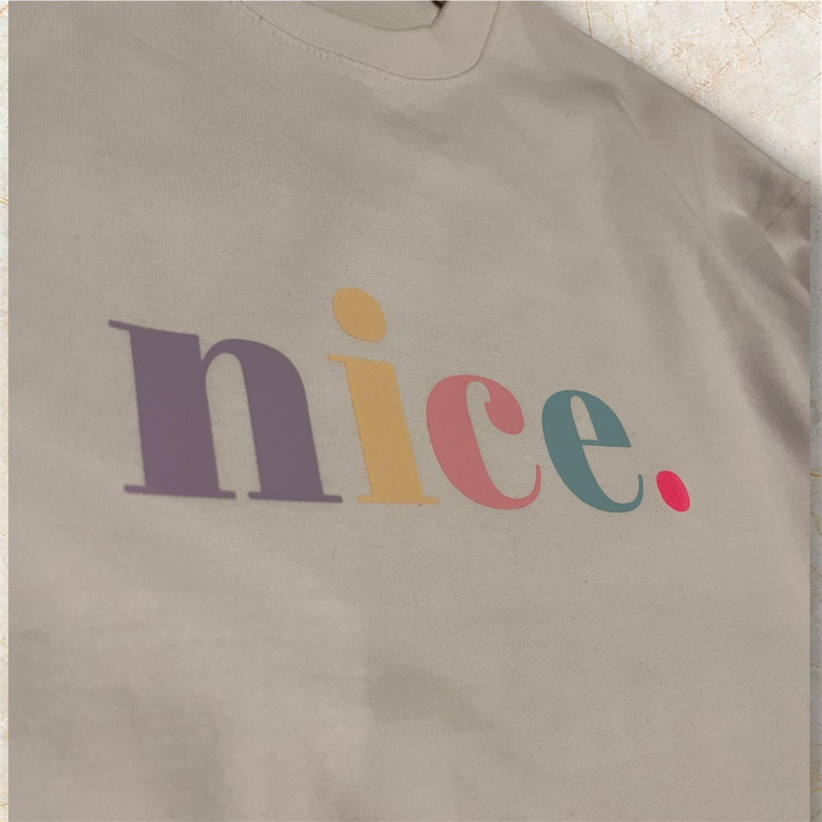 Statement-Sweatshirt „nice.“ – Weiß Pastell
