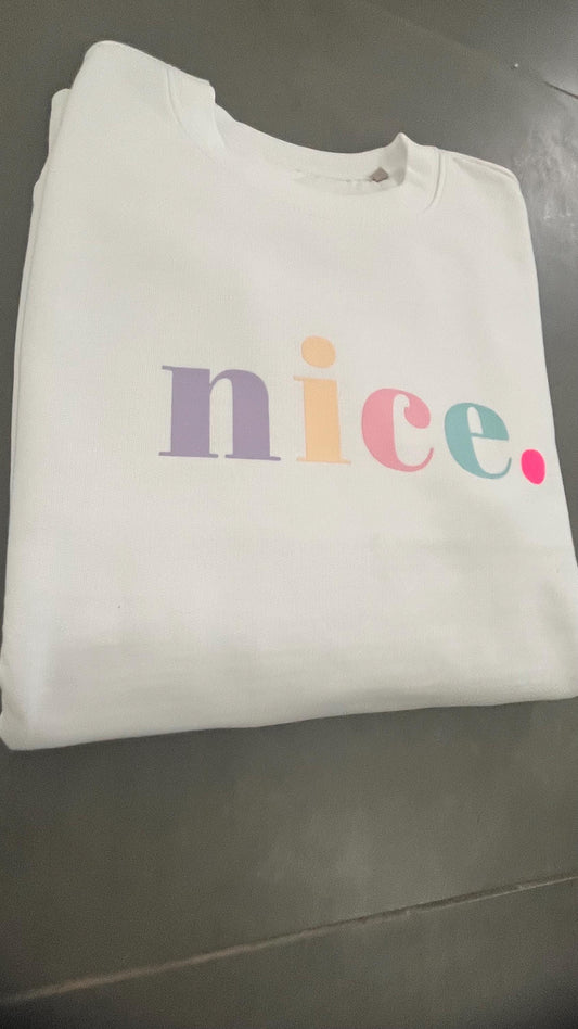 Statement-Sweatshirt „nice.“ – Weiß Pastell