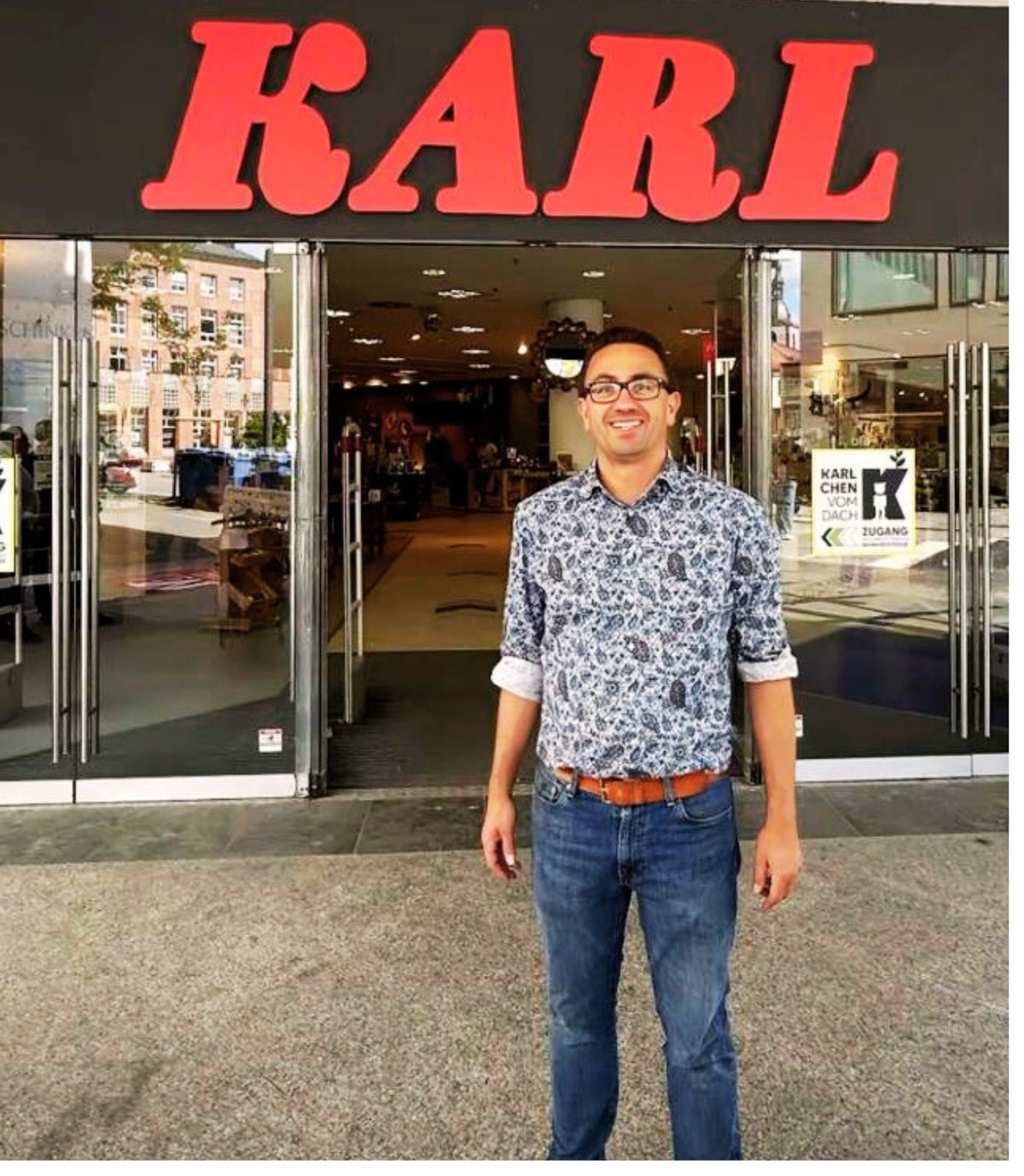 Michael Kunze, Gründer des KARL PopUp Store, vor dem Eingang des KARL in Fulda
