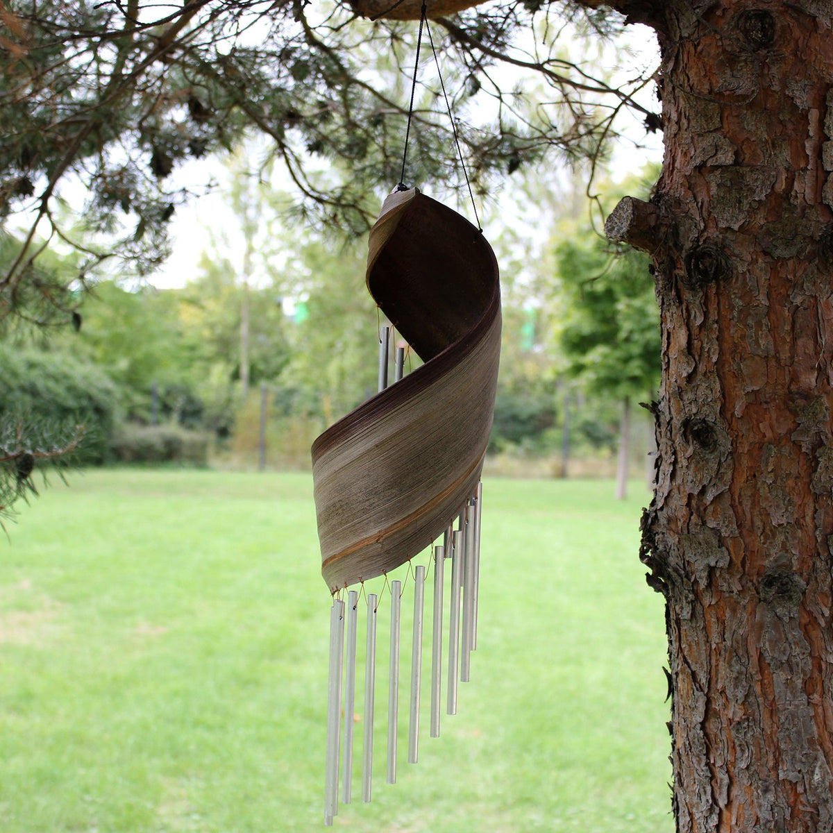 Windspiel aus Kokosblatt – Natur