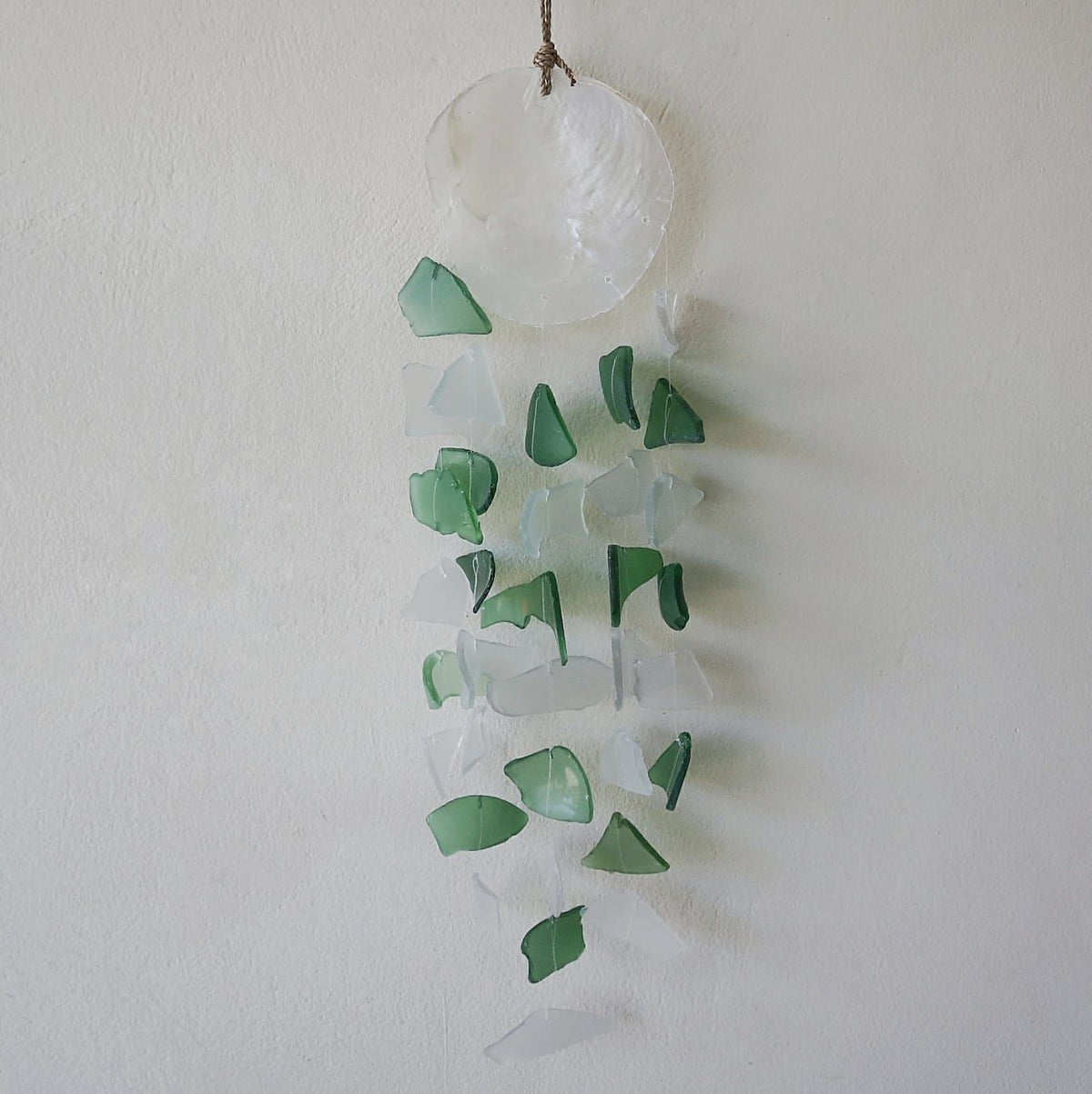 Windspiel aus Recyclingglas & Capiz – Grün/Weiß
