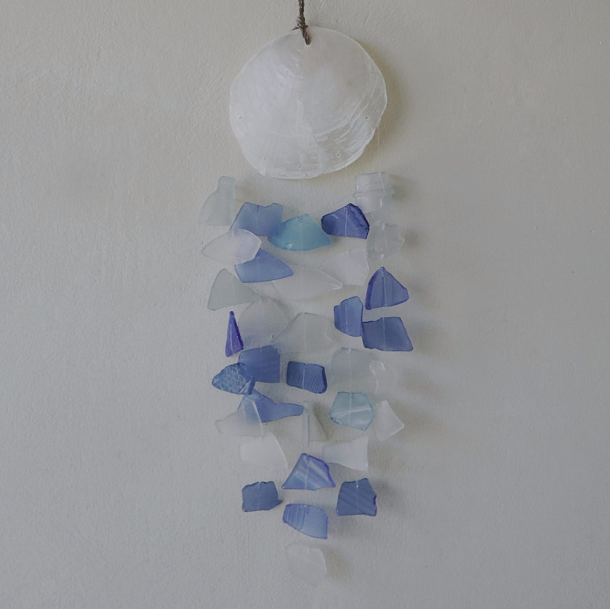Windspiel aus Recyclingglas & Capiz – Blau/Weiß