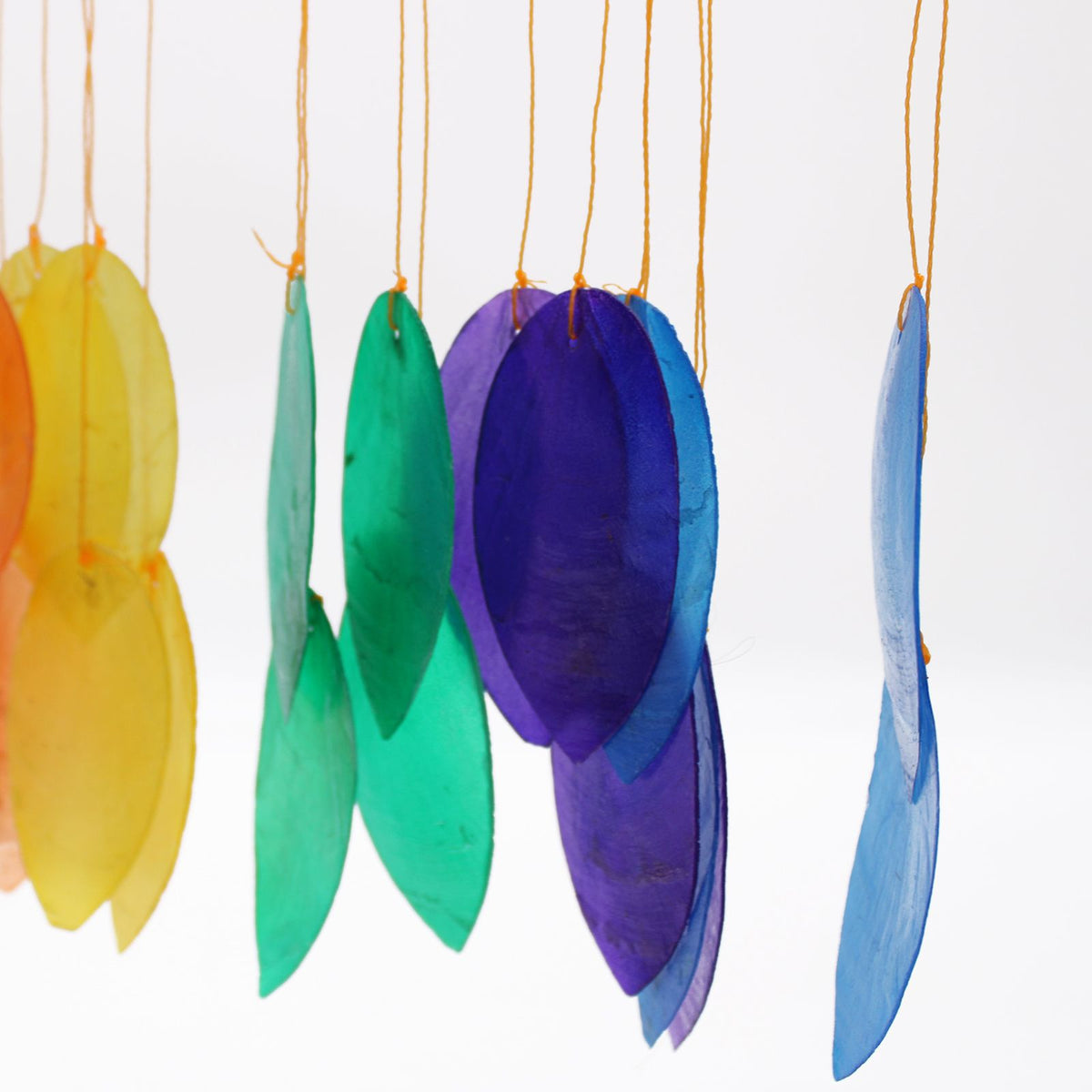 Windspiel Capiz – große Regenbogenblätter