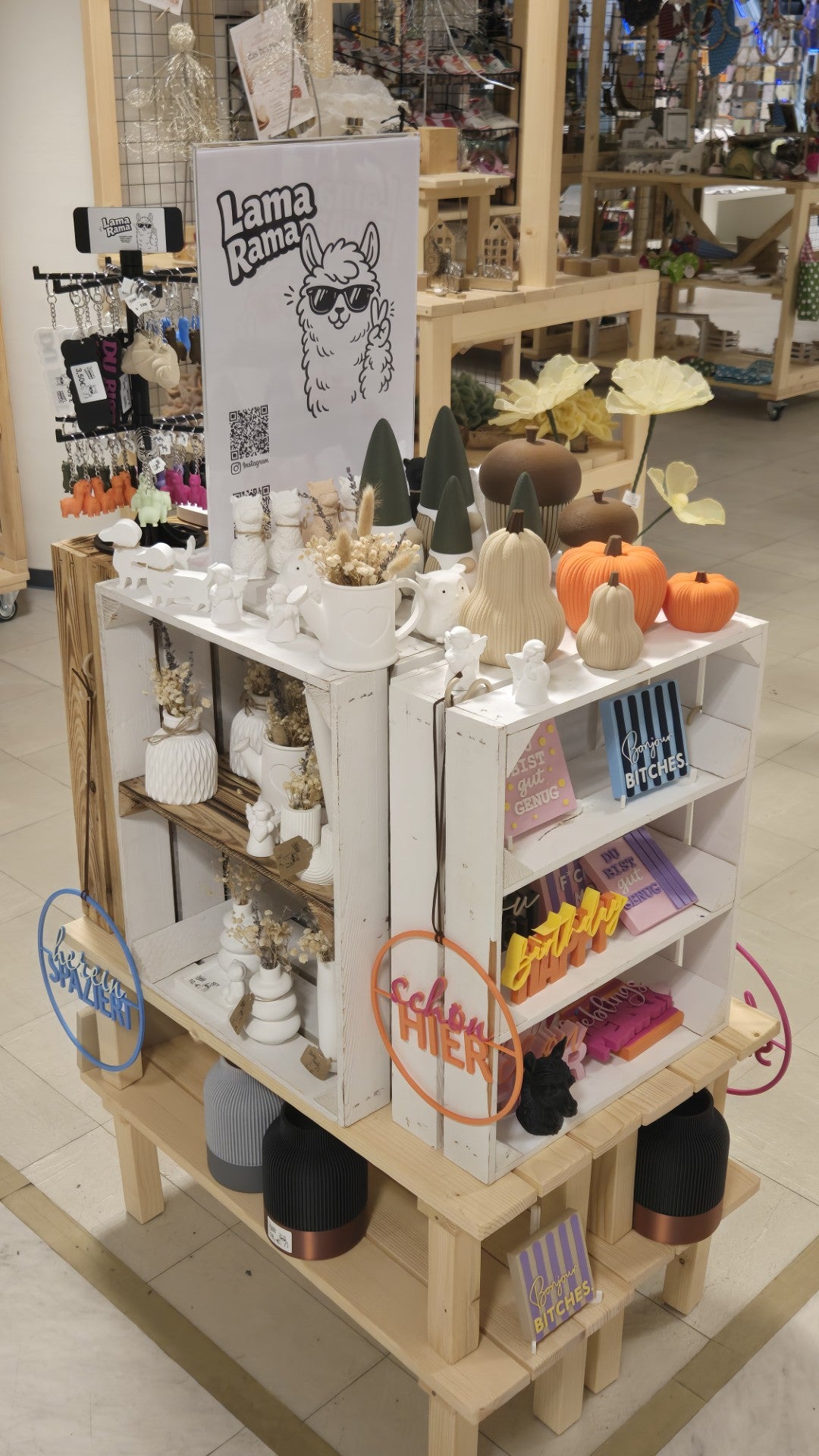 Small-Business-Fläche im KARL: Obstkisten-Block auf Podest mit Deko und Accessoires