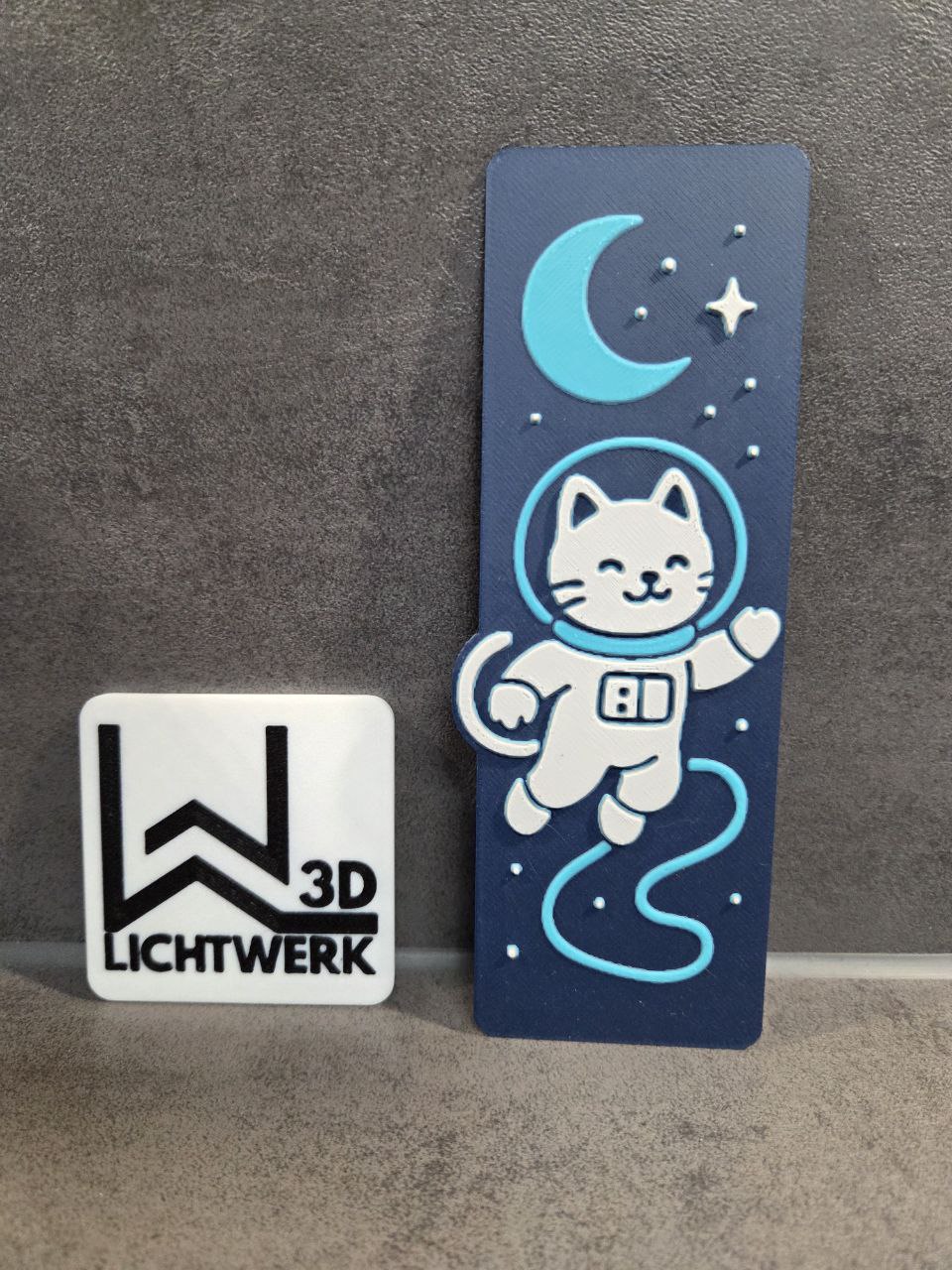 Lesezeichen „Tier-Astronaut im All“ – mit glitzernder Sternenrückseite