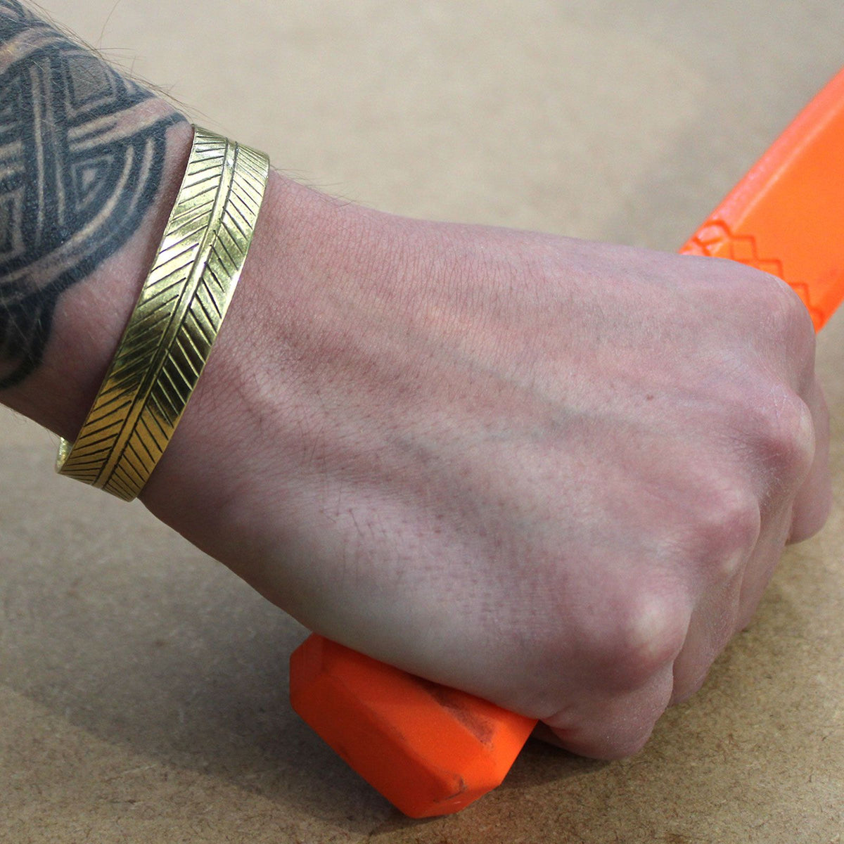 Armreif – tibetisch Messing Tribal-Blatt breit
