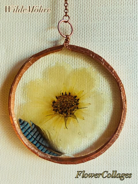 Gelbe Blüte mit Feder