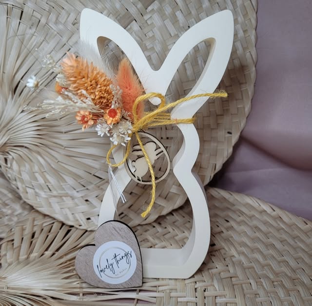 Osterhase mit Trockenblumen