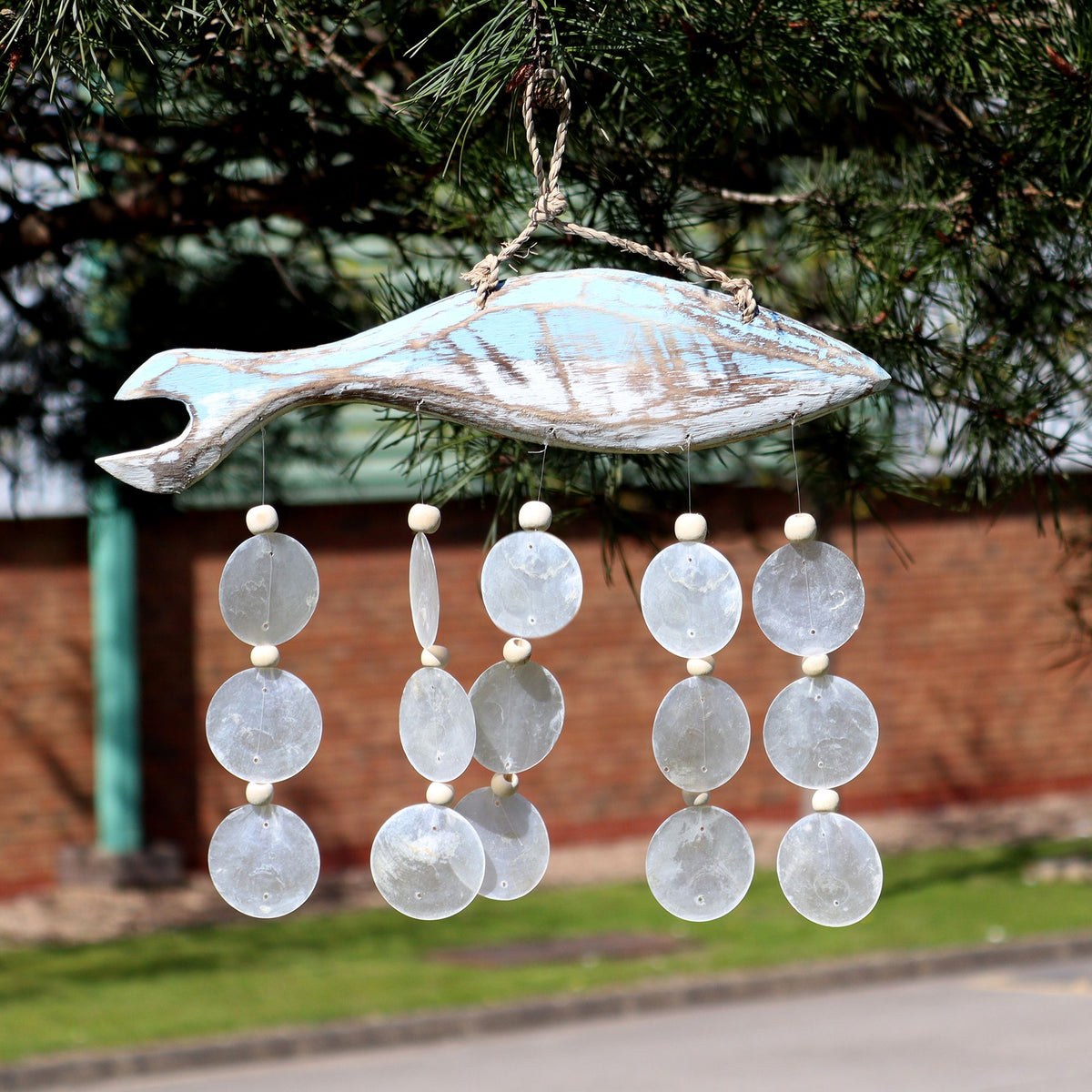 Windspiel Capiz – Fisch bluewash