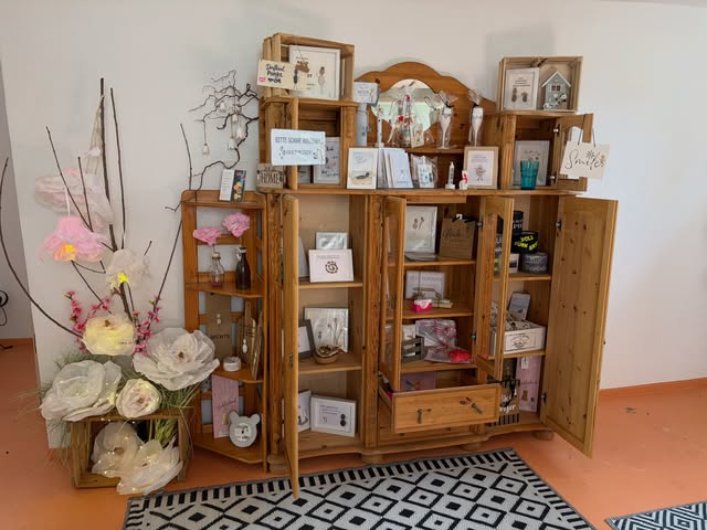 Kieselsteinbilder in der Vitrine