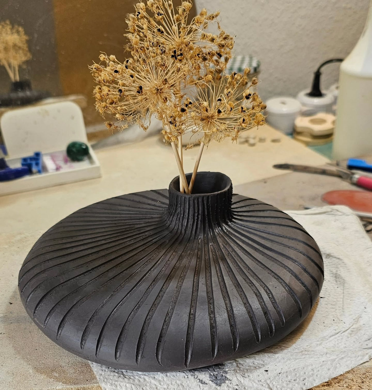 Schwarze Rillenvase