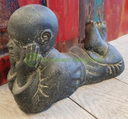 Kindermönch liegend – Steinguss – 25 cm