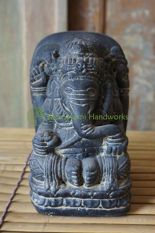 Ganesha auf Lotus – Steinguss – 18 cm