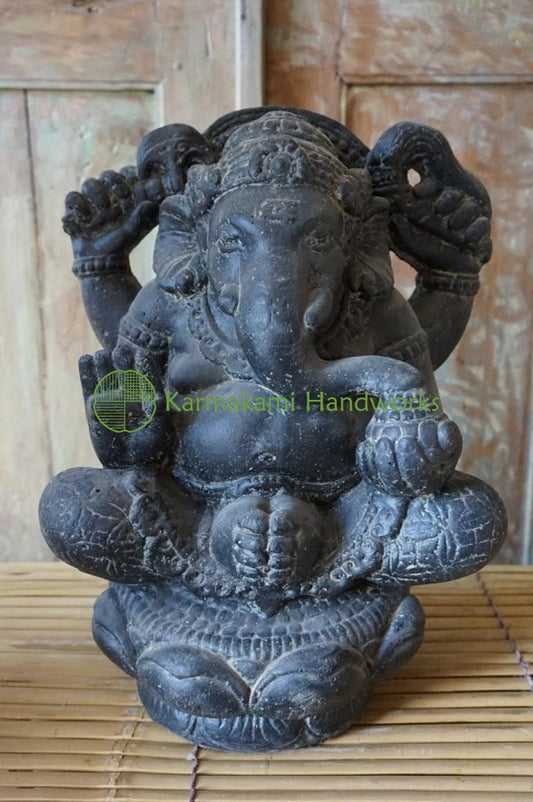 Ganesha auf Lotus – Steinguss – 28 cm