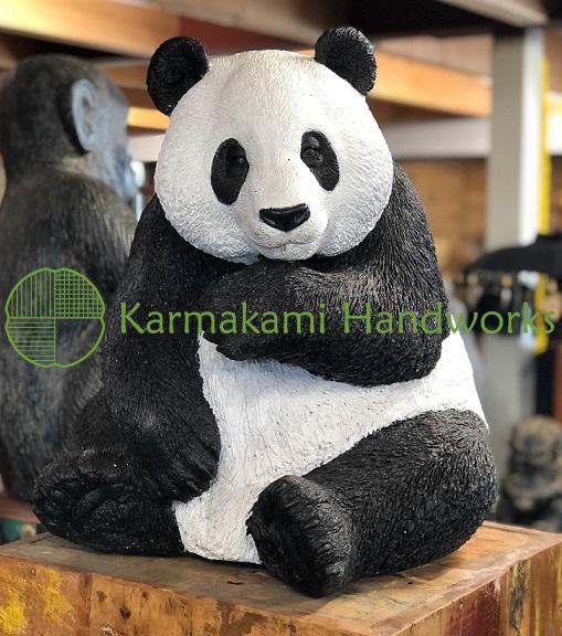 Panda sitzend – Steinguss – 52 cm