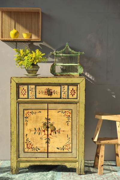 Handgefertigte Kommode mit floralen Motiven