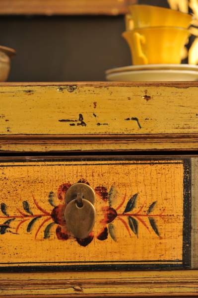 Handgefertigte Kommode mit floralen Motiven