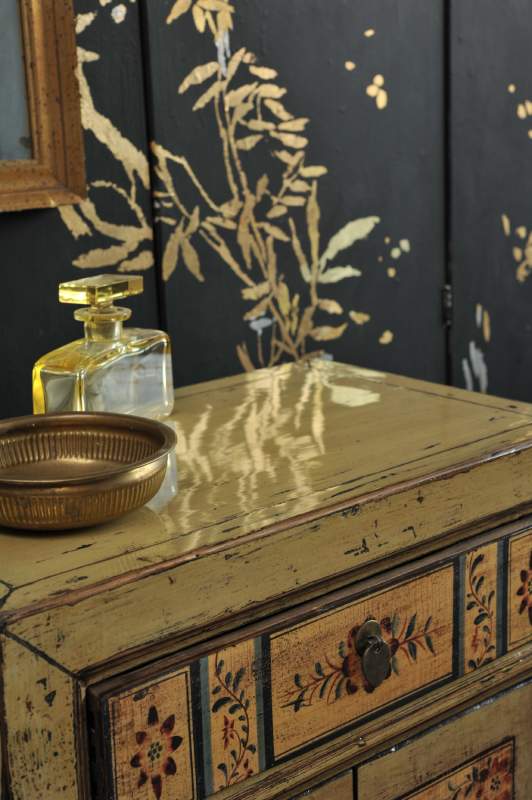 Handgefertigte Kommode mit floralen Motiven