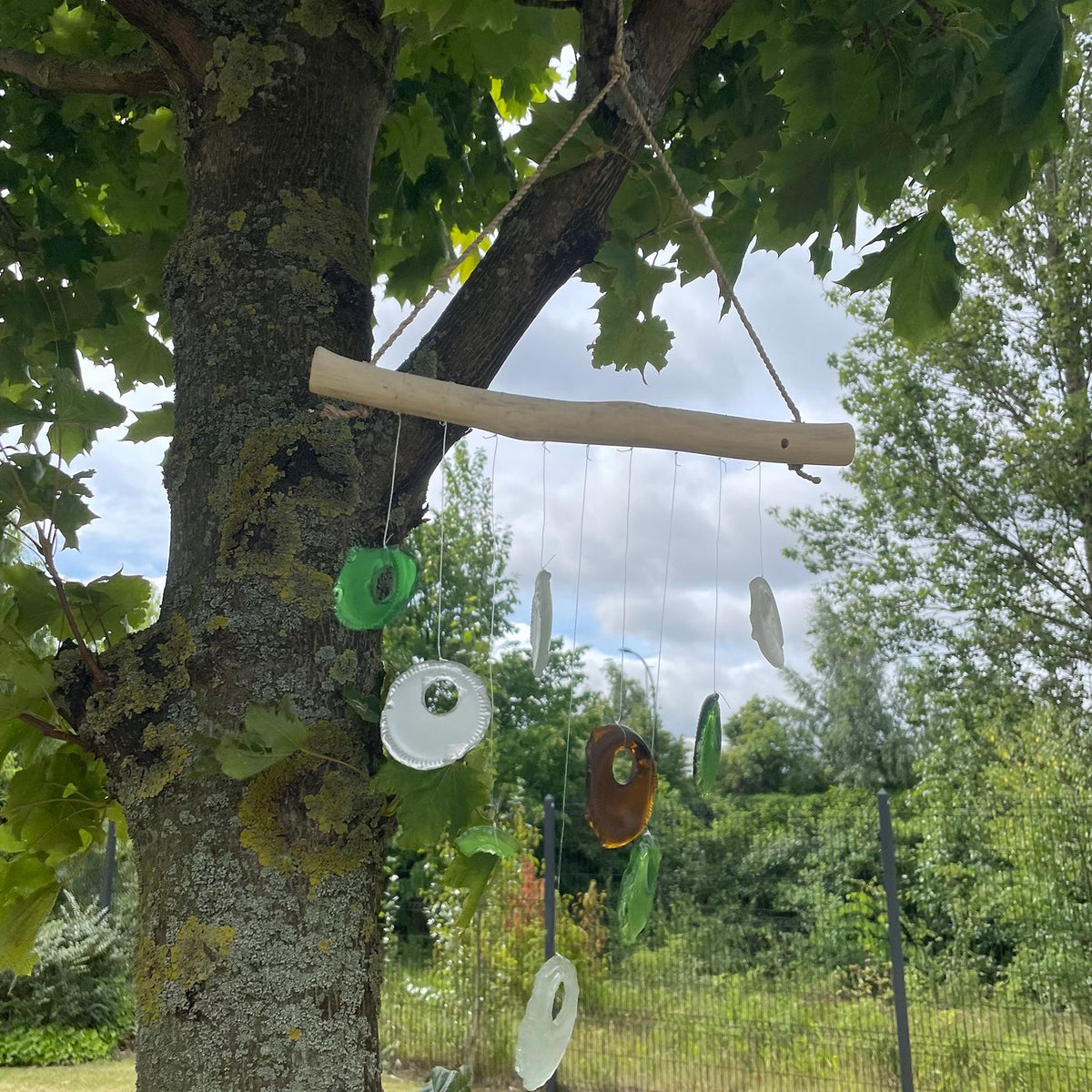 Windspiel aus Recyclingglas – Flaschenböden