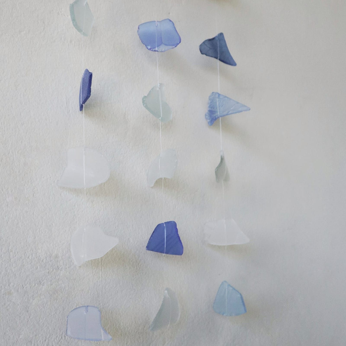 Windspiel aus Recyclingglas – drei Tropfen Blau/Weiß
