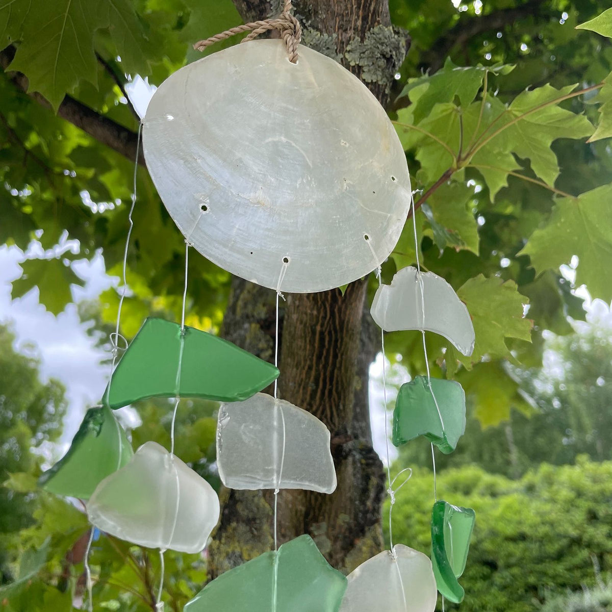 Windspiel aus Recyclingglas & Capiz – Grün/Weiß