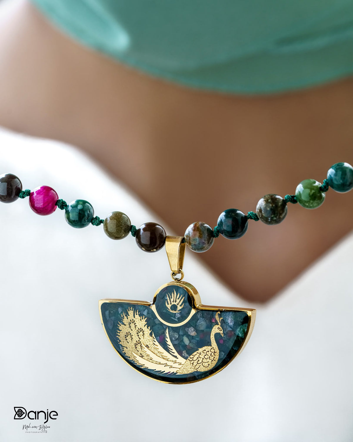 Pfau-Collier mit bunten Achatperlen und Blattgold
