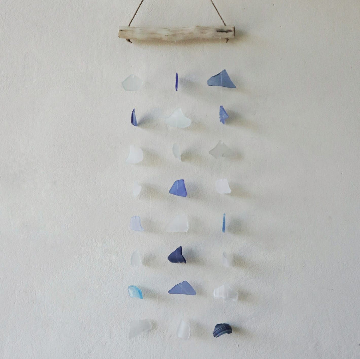 Windspiel aus Recyclingglas – drei Tropfen Blau/Weiß