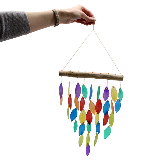 Windspiel Capiz – Regenbogenblätter