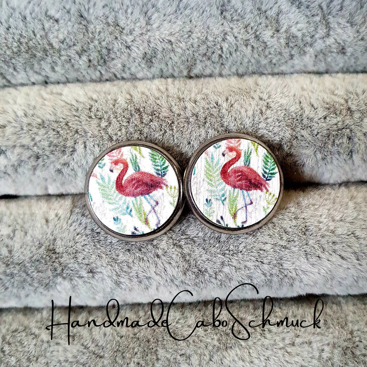 Ohrringe „Holzcabochon Flamingo Pfauenfeder“ – 12 mm