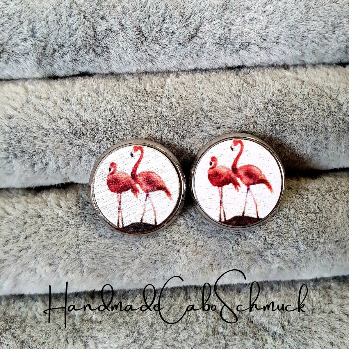 Ohrringe „Holzcabochon Flamingo Pfauenfeder“ – 12 mm