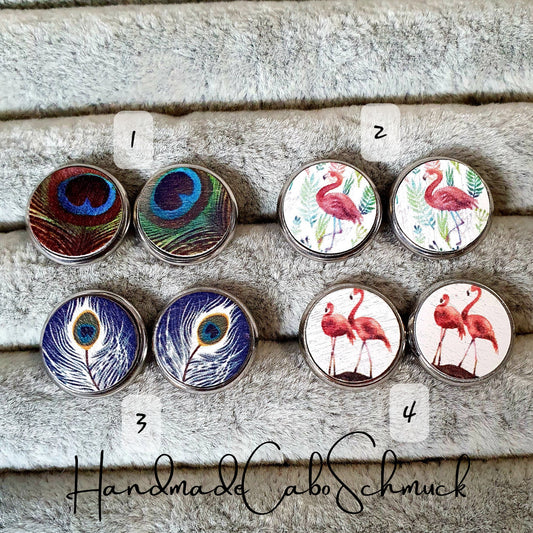Ohrringe „Holzcabochon Flamingo Pfauenfeder“ – 12 mm