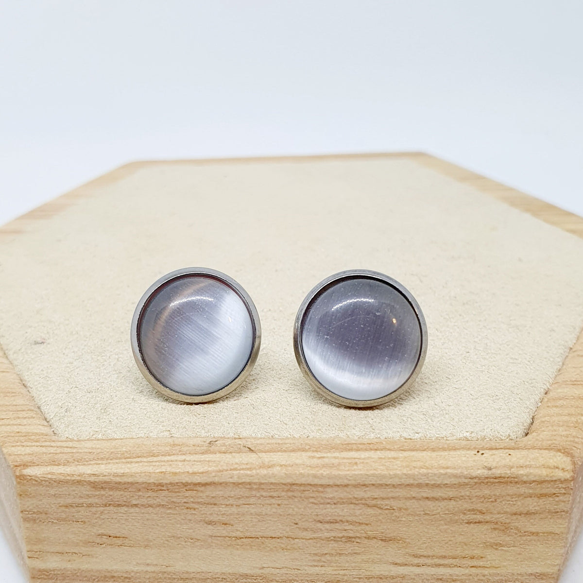 Ohrringe „Cateye Weiß Grau Silber“ – 12 mm