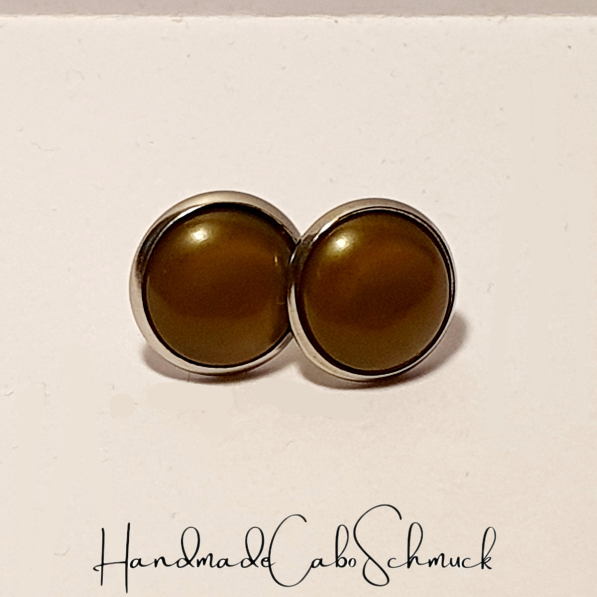 Ohrringe „Mondstein Perlen Optik Oliv“ – 12 mm