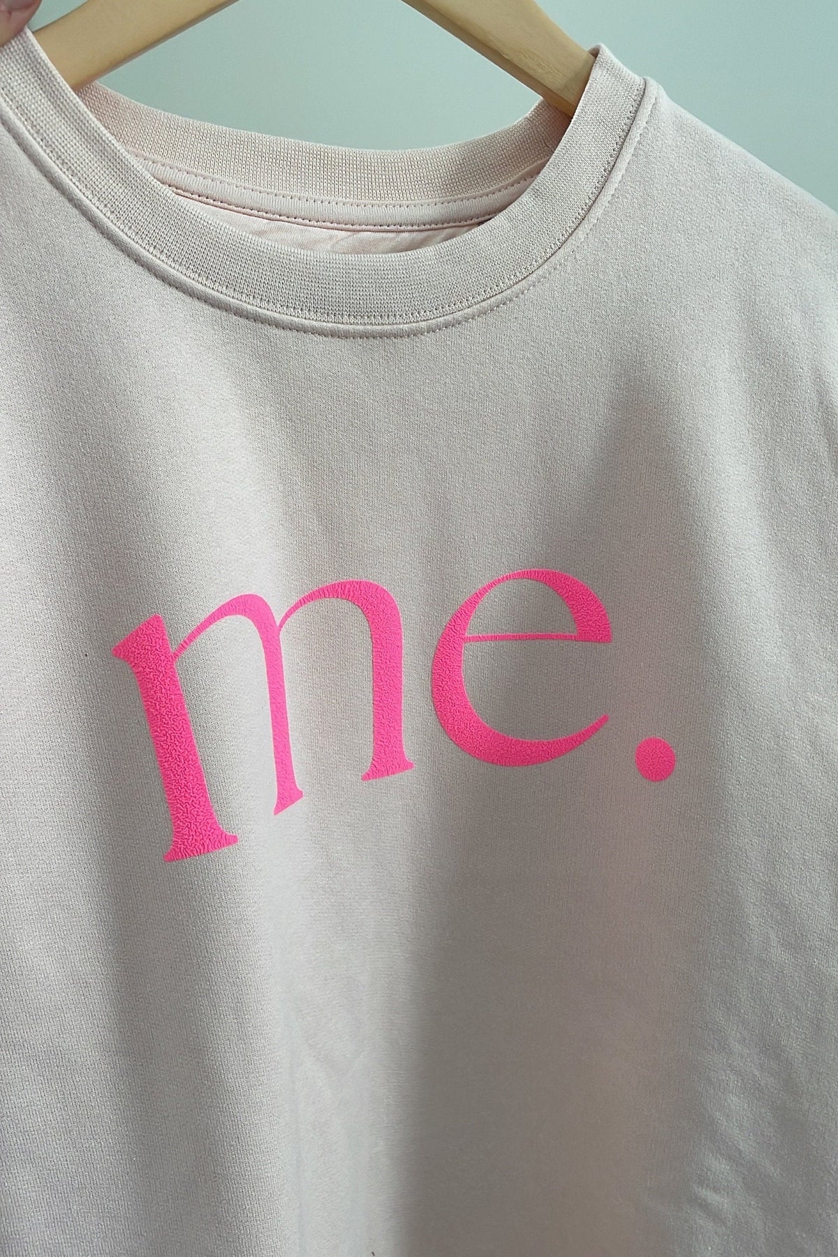 Statement-Sweatshirt „me.“ – Neonpink