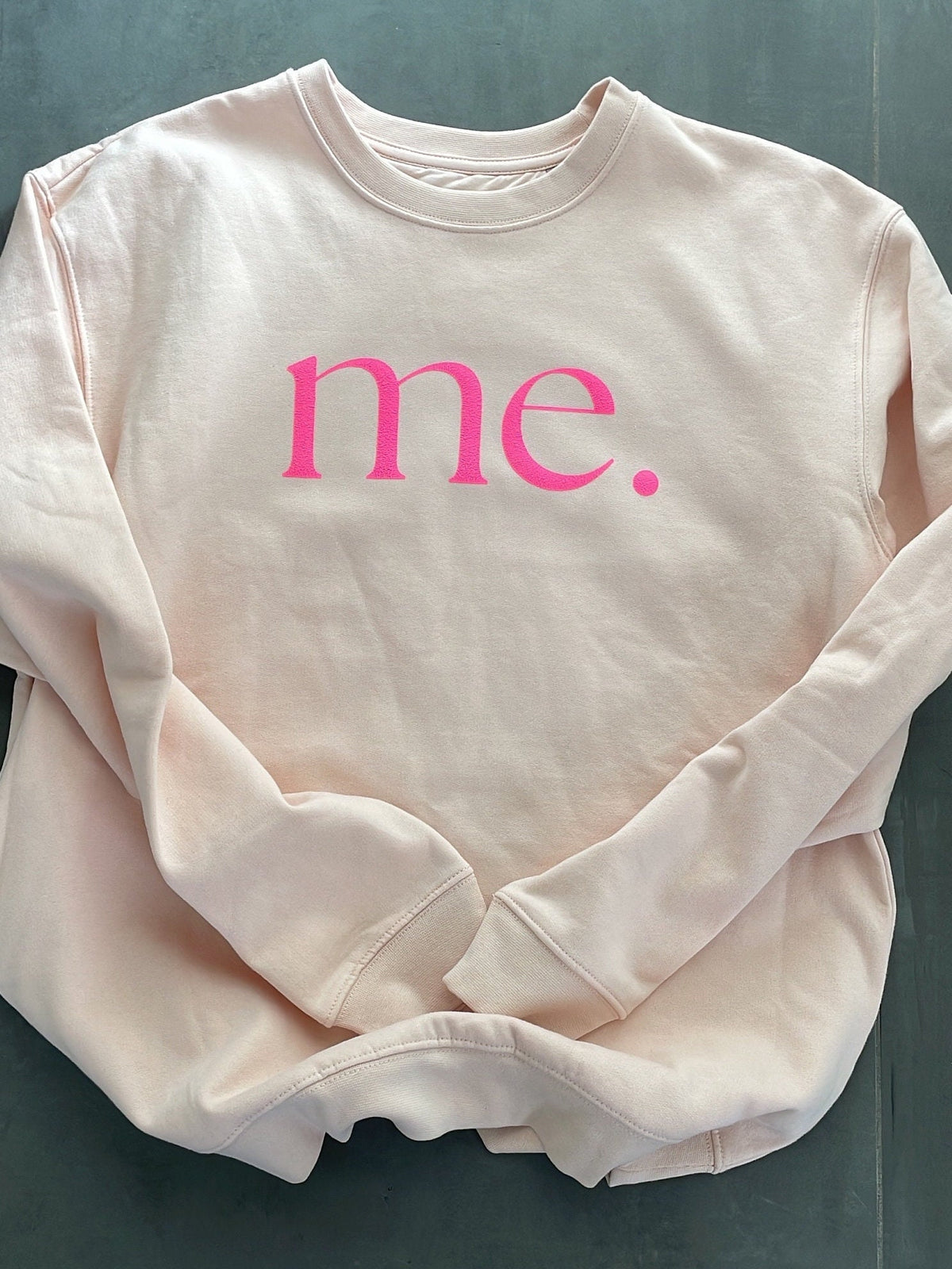 Statement-Sweatshirt „me.“ – Neonpink