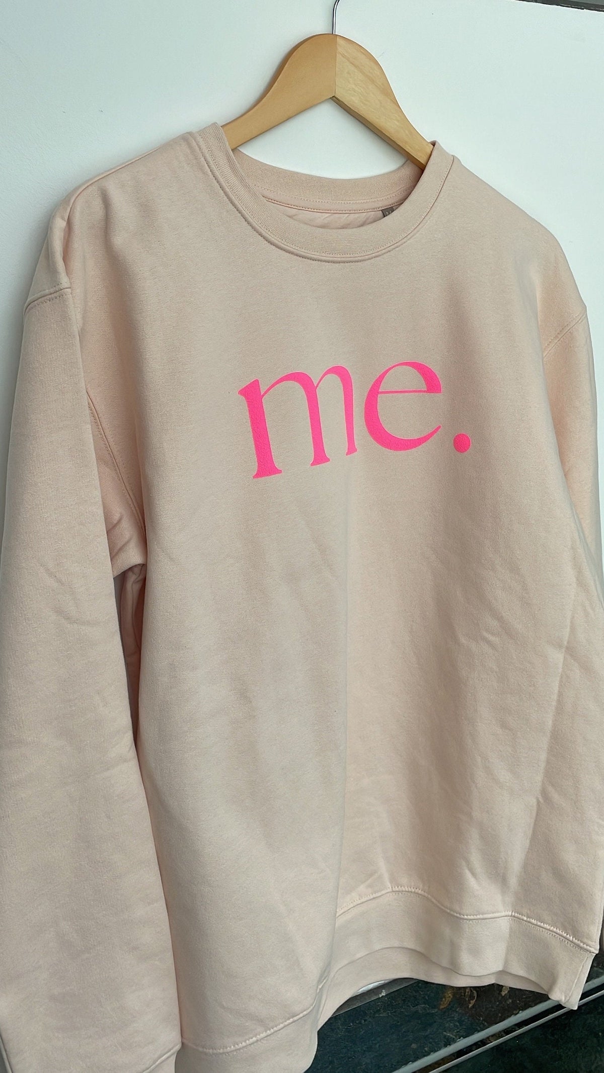 Statement-Sweatshirt „me.“ – Neonpink