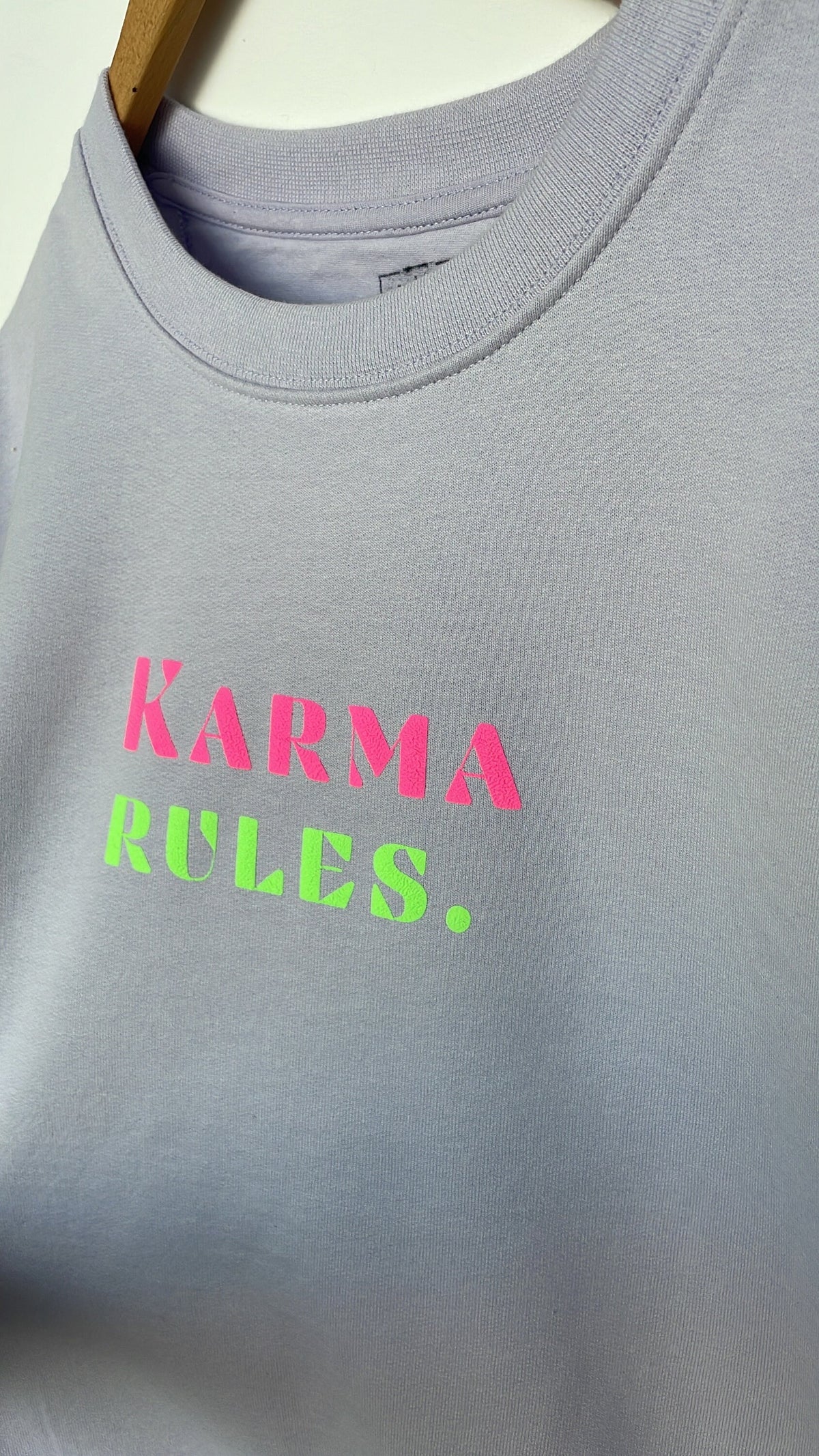 Statement-Sweatshirt „Karma rules“ – Lavendel