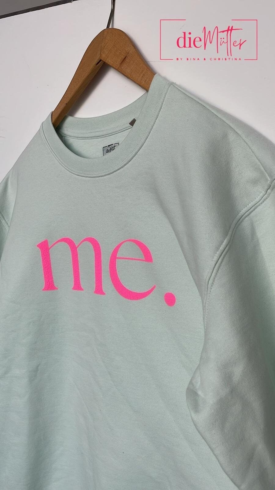 Statement-Sweatshirt „me.“ – Neonpink