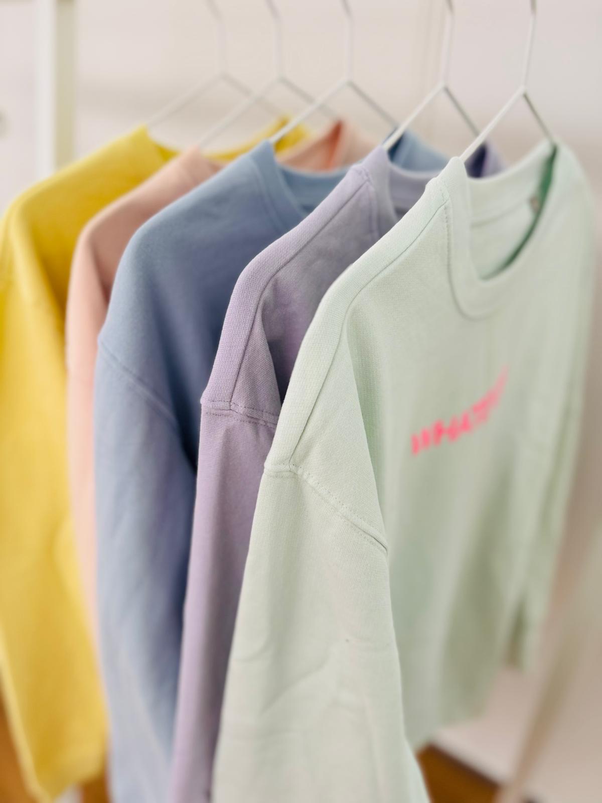 Statement-Sweatshirt „Karma rules“ – Lavendel